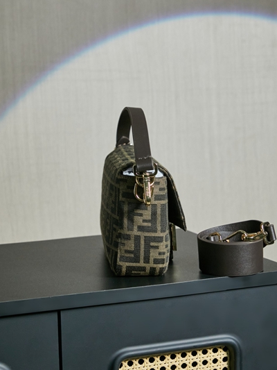 フェンディバッグ背面デザイン